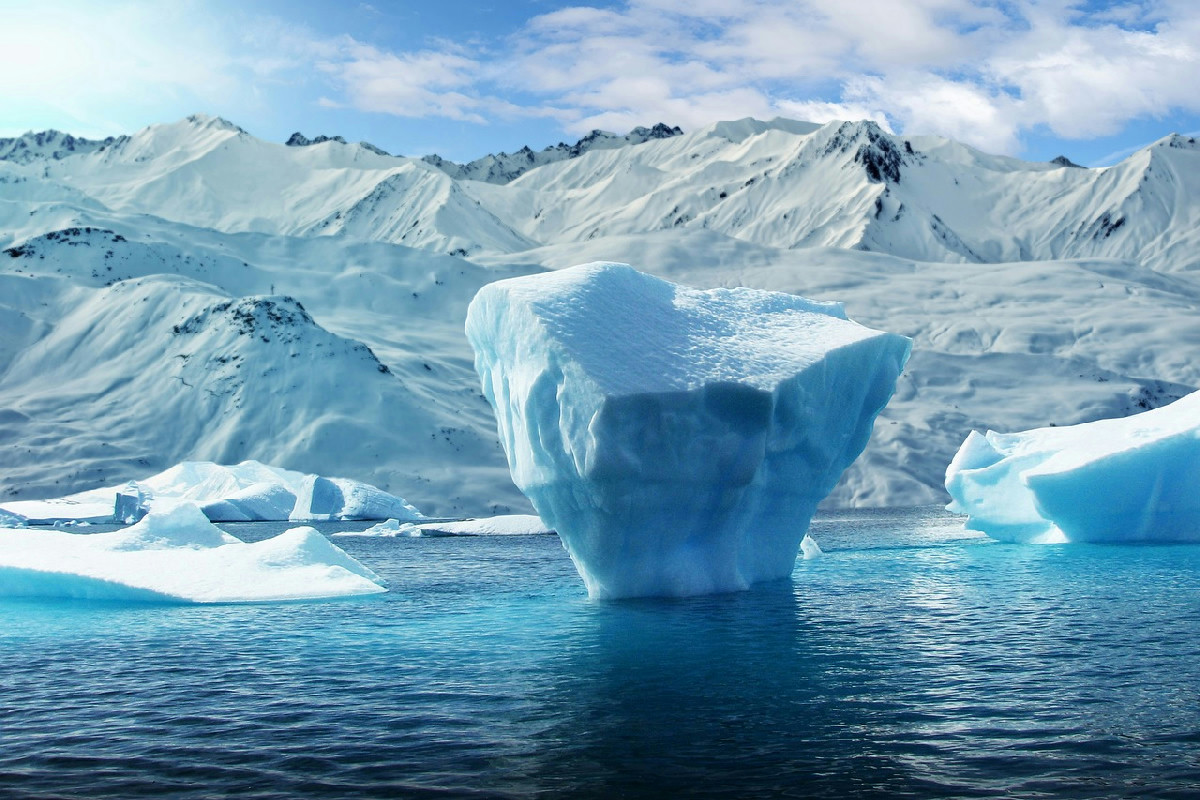 Un enorme iceberg cambia colore diventando blu intenso: cosa indica questo fenomeno ai poli