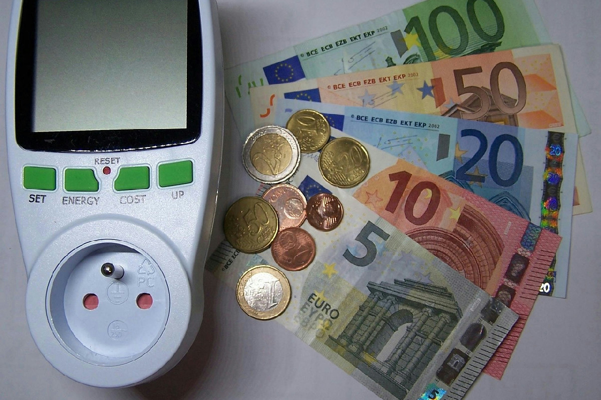 Quale elettrodomestico spegnere di notte per tagliare la bolletta e risparmiare oltre 150 euro