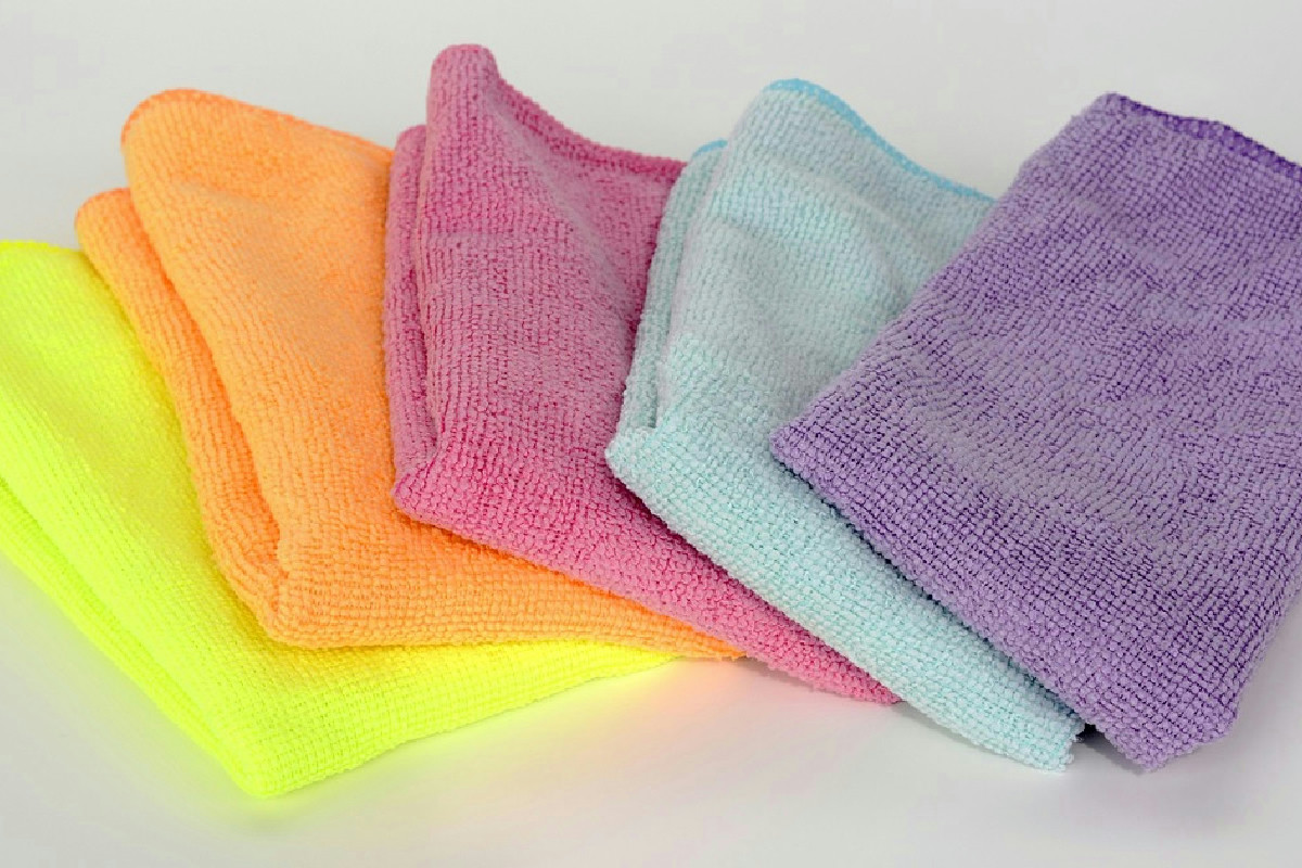 I rischi nascosti della pulizia con panni in microfibra: cosa evitare per proteggere la salute