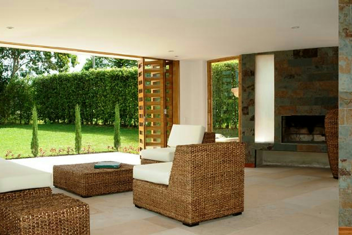 Soluzioni per arredare soggiorni quadrati, rettangolari e a L con progetti e render precisi